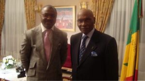 Avec les 2 Présidents successifs du Sénégal,Abdoulaye Wade et Macky Sall. Merci PÈRE CÉLESTE DE BÉNIR MON TRAVAIL Je t'aime