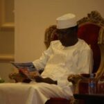 Le Président IDRISS DÉBY ITNO du Tchad parcourant le magazine Challenge intenational, mettant en exergue le MERITE PANAFRICAIN
