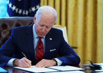 Le président américain Joe Biden signe des décrets présidentiels à la Maison Blanche, à Washington le 28 janvier 2021