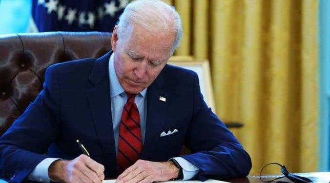 Le président américain Joe Biden signe des décrets présidentiels à la Maison Blanche, à Washington le 28 janvier 2021