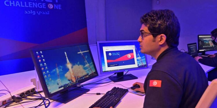Des employés du groupe de télécommunications tunisien Telnet assistent au lancement de la fusée porteuse russe Soyouz-2.1a depuis le cosmodrome de Baïkonour au Kazakhstan transportant 38 satellites étrangers, dont le premier satellite tunisien Challenge-1, à Tunis le 22 mars 2021 AFP - FETHI BELAID